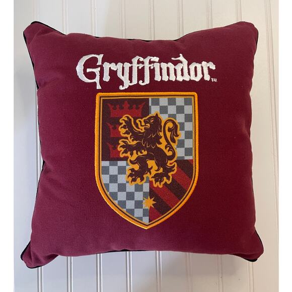Harry Potter Throw Pillow Gryffindor Universal Studios 13" Excellent Condition - Picture 1 of 6